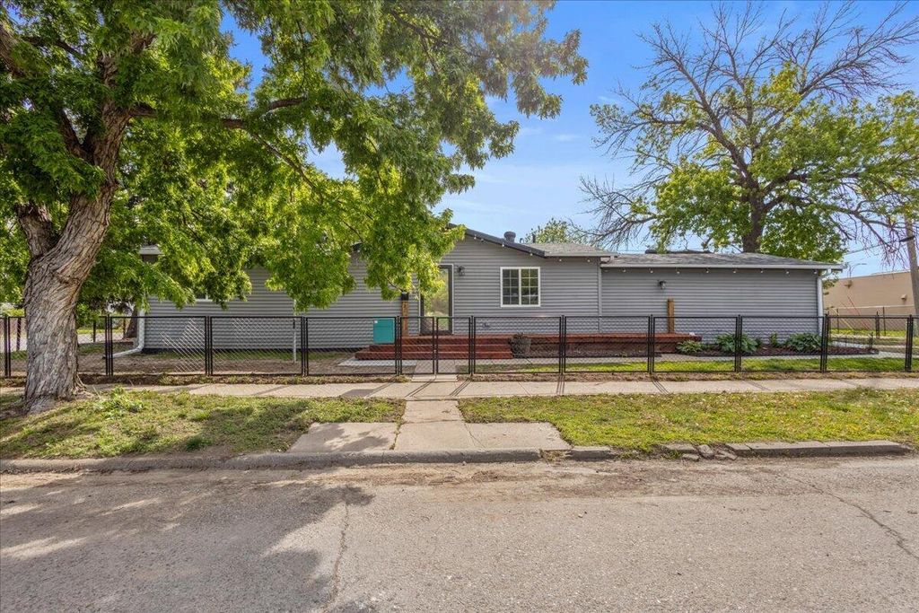 21 N 36TH Street, Council Bluffs, IA 51501