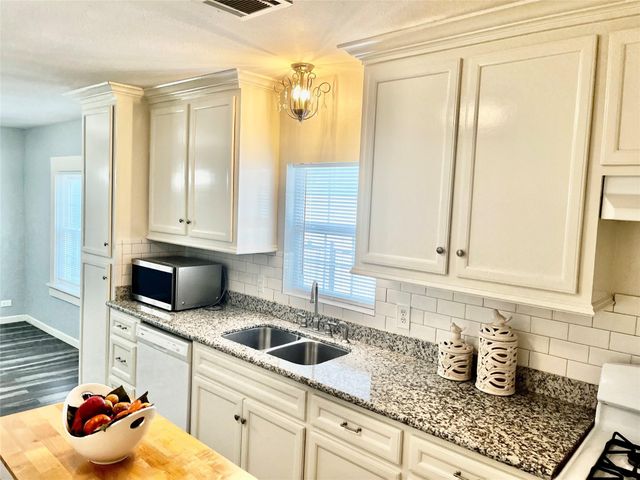 106 N Eastwood Street, Houston, TX 77011