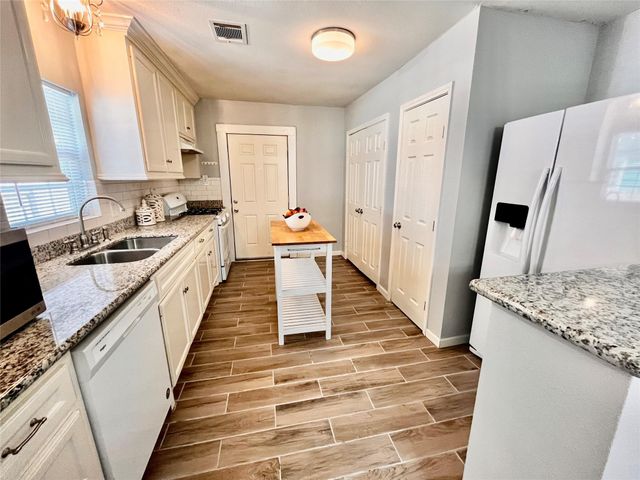 106 N Eastwood Street, Houston, TX 77011