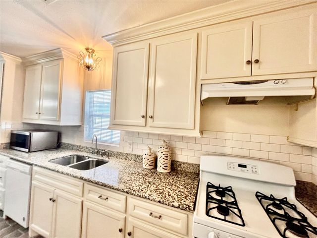 106 N Eastwood Street, Houston, TX 77011