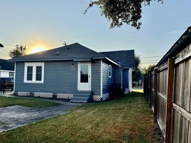 106 N Eastwood Street, Houston, TX 77011