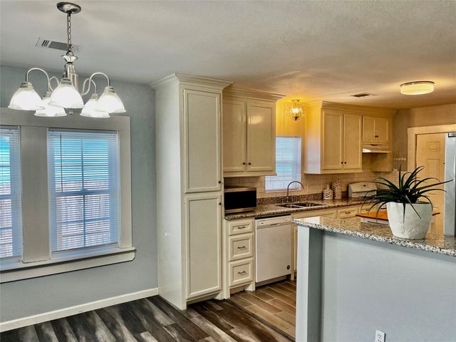 106 N Eastwood Street, Houston, TX 77011