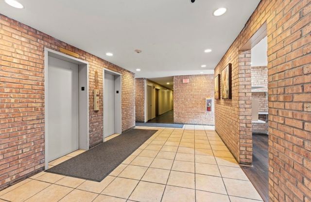 6010 Oakwood Drive 5E, Lisle, IL 60532
