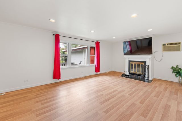6940 Olympic Drive, Bridgeview, IL 60455