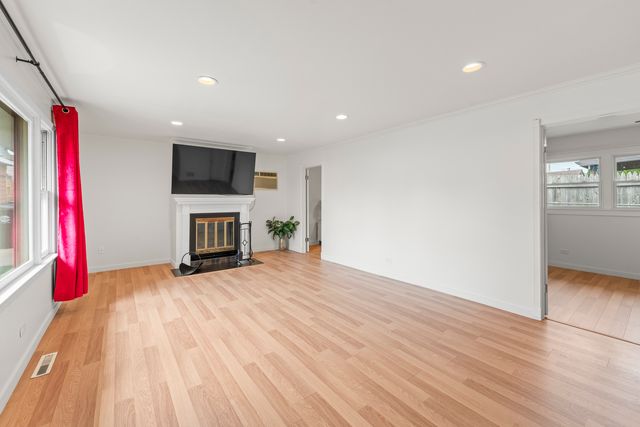 6940 Olympic Drive, Bridgeview, IL 60455