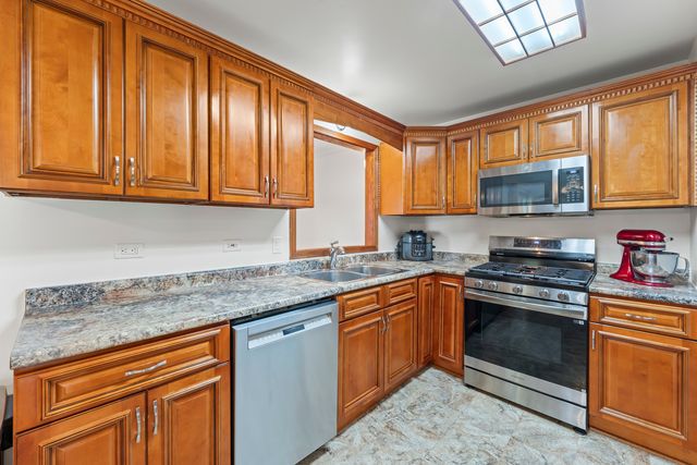 6940 Olympic Drive, Bridgeview, IL 60455