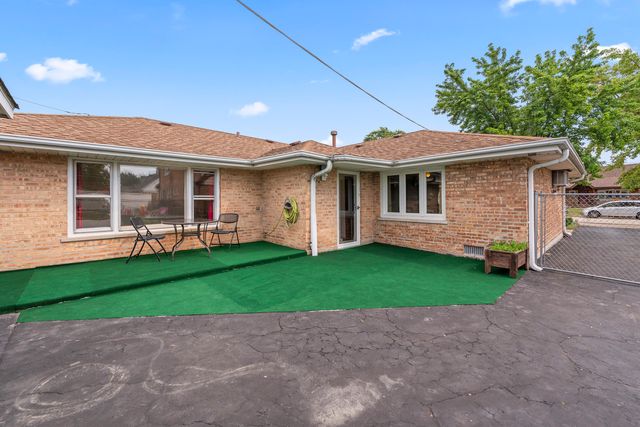 6940 Olympic Drive, Bridgeview, IL 60455