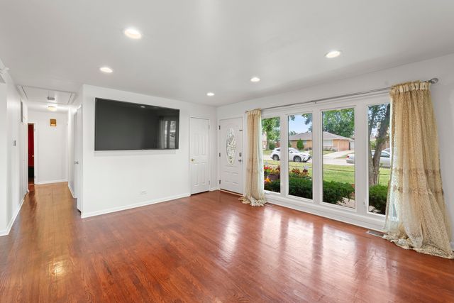 6940 Olympic Drive, Bridgeview, IL 60455