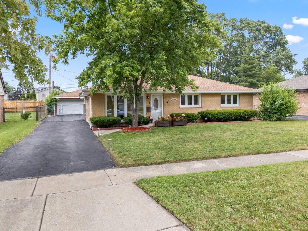 6940 Olympic Drive, Bridgeview, IL 60455