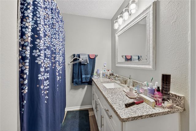 2105 N East Oaks Drive, Fayetteville, AR 72703