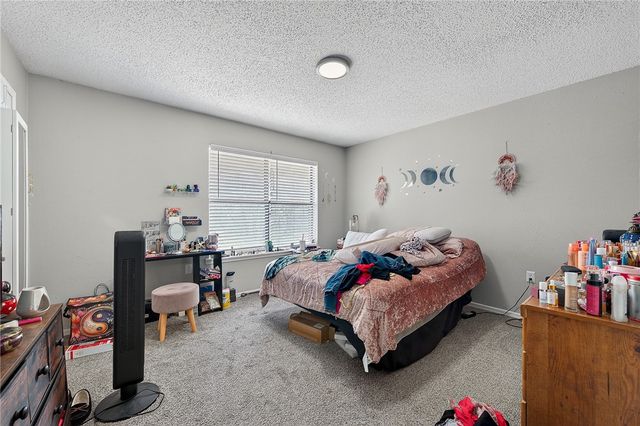 2105 N East Oaks Drive, Fayetteville, AR 72703