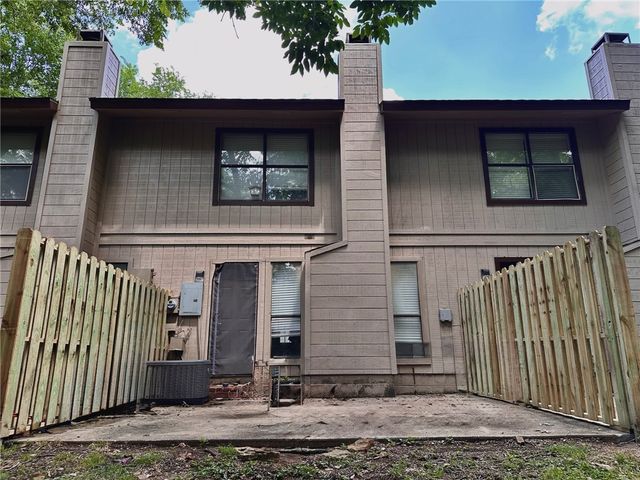 2105 N East Oaks Drive, Fayetteville, AR 72703