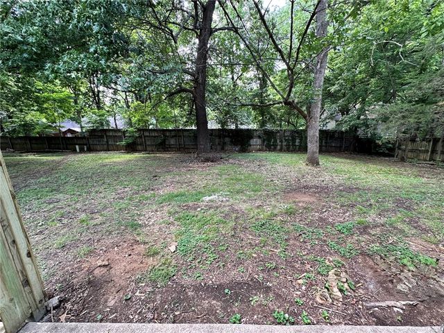 2105 N East Oaks Drive, Fayetteville, AR 72703