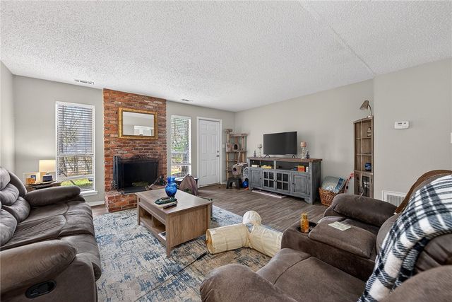 2105 N East Oaks Drive, Fayetteville, AR 72703