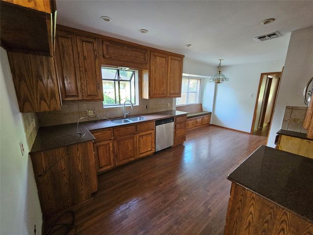 726 S Lindsay Street, Gainesville, TX 76240