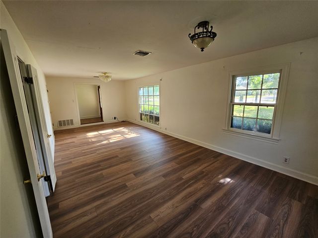 726 S Lindsay Street, Gainesville, TX 76240