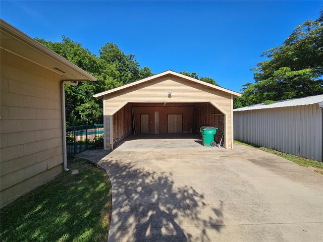 726 S Lindsay Street, Gainesville, TX 76240