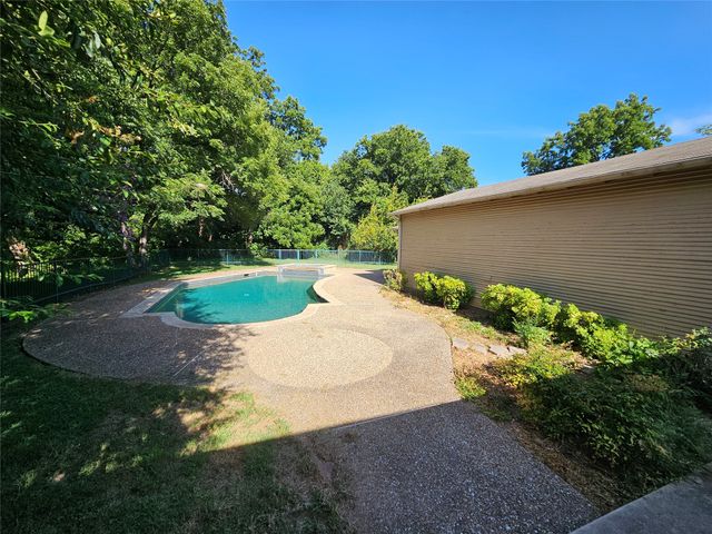 726 S Lindsay Street, Gainesville, TX 76240