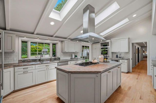 833 Dixon Way, Los Altos, CA 94022