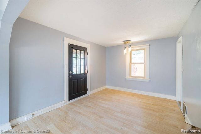 8644 Nightingale Street, Dearborn Heights, MI 48127