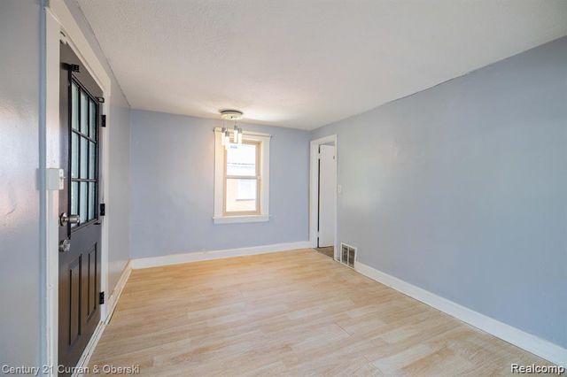 8644 Nightingale Street, Dearborn Heights, MI 48127