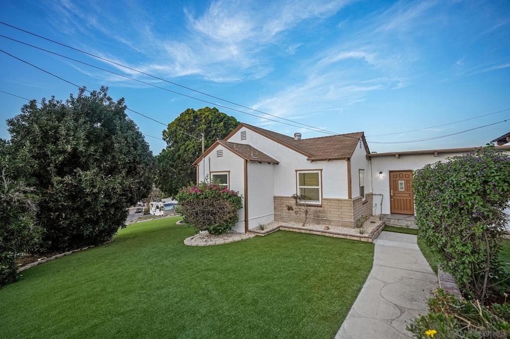 Image 3 of property listing at 9465 Emerald Grove Ave, Lakeside, CA 92040