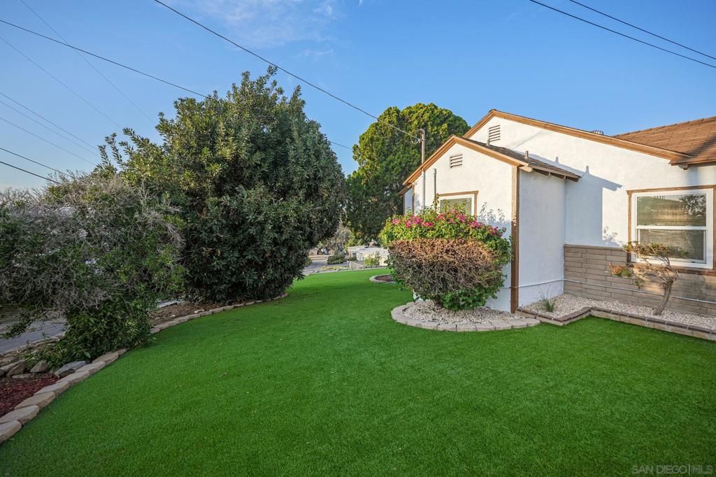 Image 4 of property listing at 9465 Emerald Grove Ave, Lakeside, CA 92040