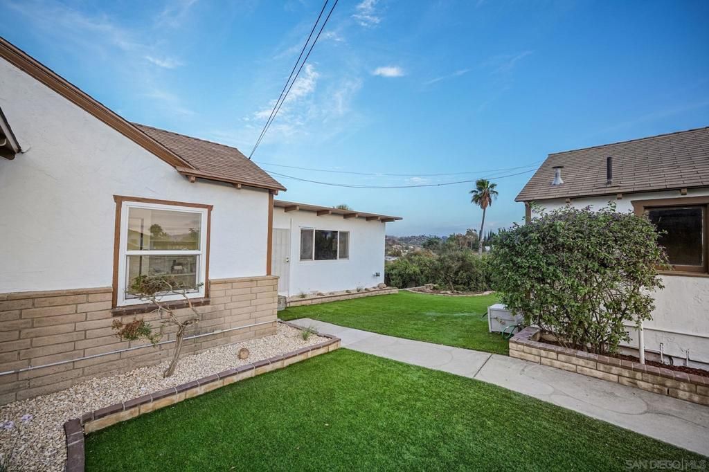 Image 5 of property listing at 9465 Emerald Grove Ave, Lakeside, CA 92040