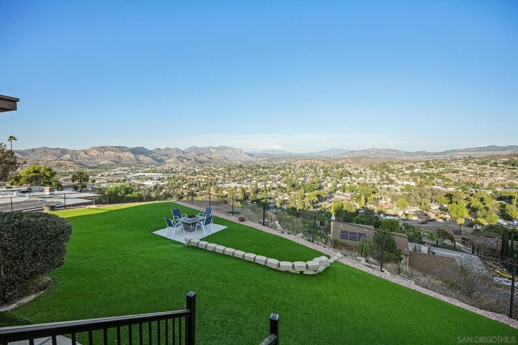 Image 7 of property listing at 9465 Emerald Grove Ave, Lakeside, CA 92040