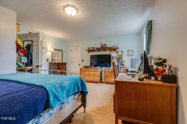 1214 Independence Avenue, Mount Carmel, TN 37645