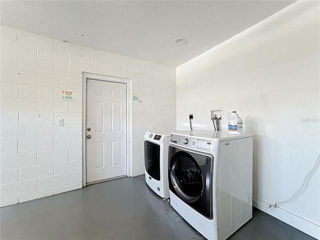 1006 DORA AVENUE, Tavares, FL 32778