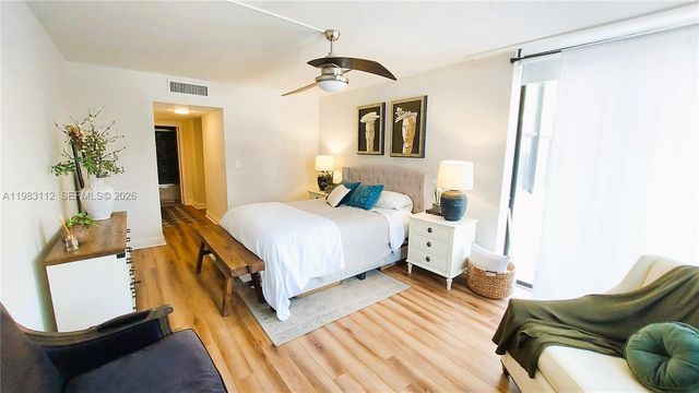 3375 N Country Club Dr 207, Aventura, FL 33180