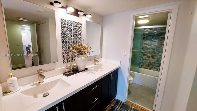 3375 N Country Club Dr 207, Aventura, FL 33180