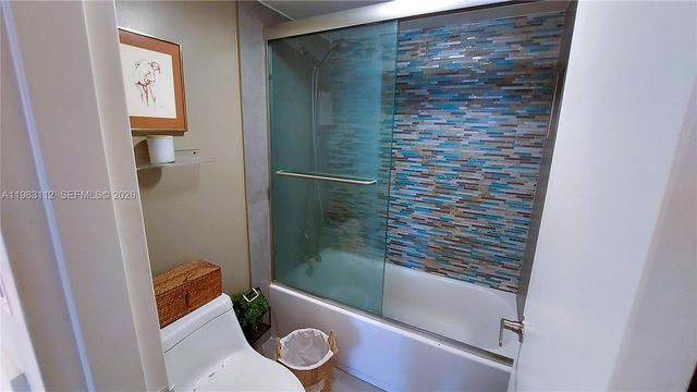 3375 N Country Club Dr 207, Aventura, FL 33180