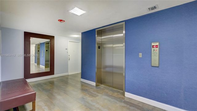 3375 N Country Club Dr 207, Aventura, FL 33180