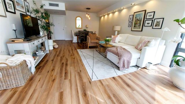 3375 N Country Club Dr 207, Aventura, FL 33180