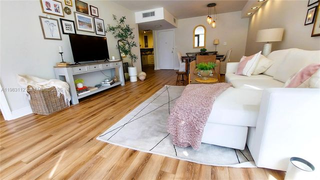 3375 N Country Club Dr 207, Aventura, FL 33180