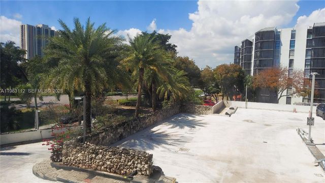 3375 N Country Club Dr 207, Aventura, FL 33180