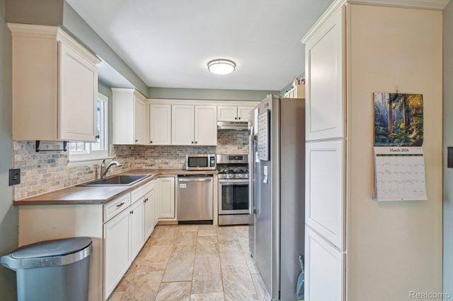 630 Peacock Avenue, Pontiac, MI 48340