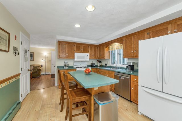 14 Burnside Ln, Merrimac, MA 01860
