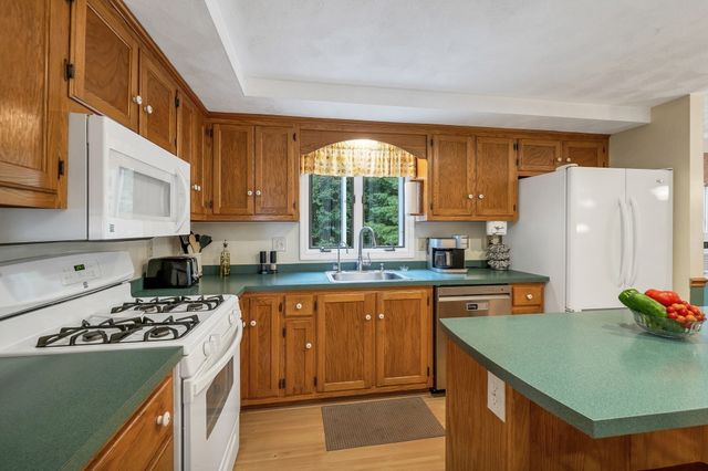14 Burnside Ln, Merrimac, MA 01860