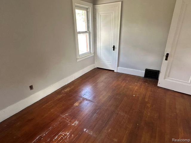 1056 Stewart Avenue, Lincoln Park, MI 48146