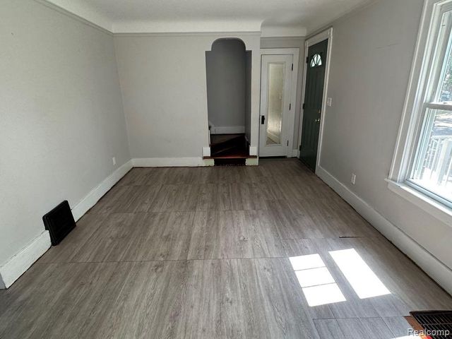 1056 Stewart Avenue, Lincoln Park, MI 48146