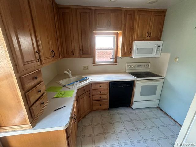 1056 Stewart Avenue, Lincoln Park, MI 48146