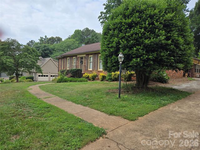 1671 Kensington Circle, Newton, NC 28658