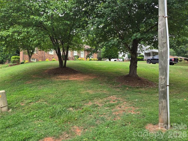 1671 Kensington Circle, Newton, NC 28658