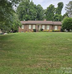 1671 Kensington Circle, Newton, NC 28658