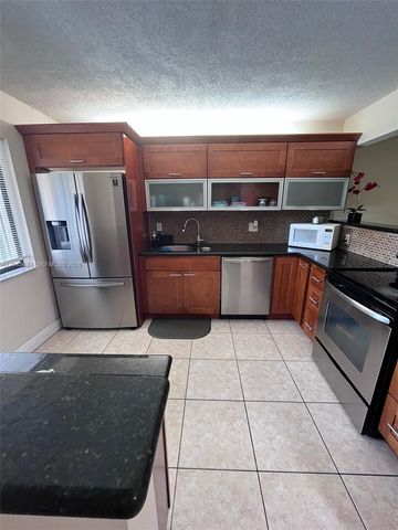 197 Lakeview Drive 105, Weston, FL 33326