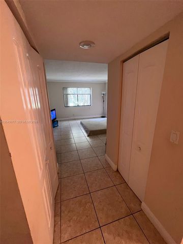 197 Lakeview Drive 105, Weston, FL 33326