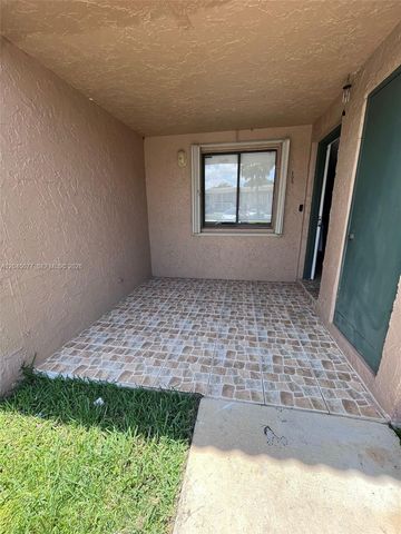 197 Lakeview Drive 105, Weston, FL 33326